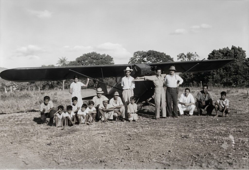 Anibal Montero Rojas en el campo de aterrizaje de Nicoya, Guanacaste